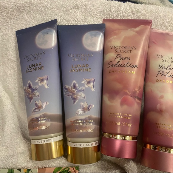 Victoria's Secret Sparkling Creme Body Lotion - Blue - Picture 8 of 9